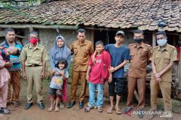 Kades Pasirnangka sambangi gubuk yatim-piatu