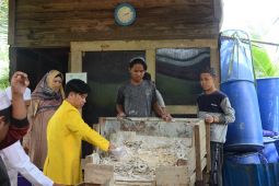 Efesiensi usaha perikanan, Adaro - ULM latih santri membuat pakan ikan