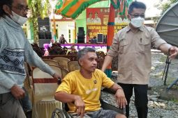 Gubernur Bengkulu salurkan kursi roda untuk penyandang disabilitas