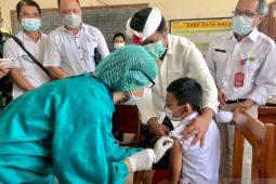 Bupati Bangli tinjau vaksinasi COVID-19 untuk siswa 6 -12 tahun