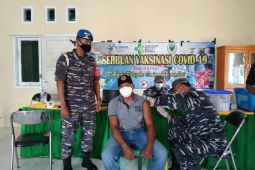 Serbuan vaksinasi maritim  Lantamal VIII jangkau warga Gorontalo