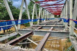 Perbaikan jembatan molor, jalan warga makin hancur
