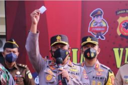 Kapolda Jabar berikan "doorprize" umrah gratis di gerai vaksin Polres Karawang