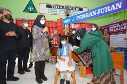 Gubernur Khofifah pantau vaksinasi perdana untuk anak 6-11 tahun di Banyuwangi