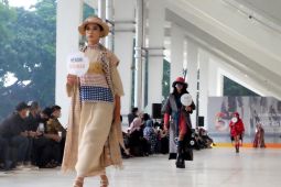 Prediksi tren fashion 2022: pakaian berwarna cerah hingga tenun