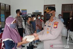 Polisi bagikan beras kepada peserta vaksinasi di Mukomuko