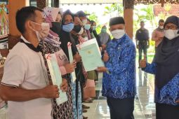 Giliran pelaku UMKM Situbondo terima sertifikat tanah gratis