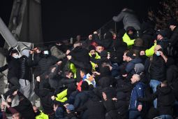 Laga Paris FC vs Lyon dihentikan  setelah penonton baku hantam