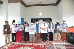Bupati Tapsel serahkan bantuan ke sejumlah masjid