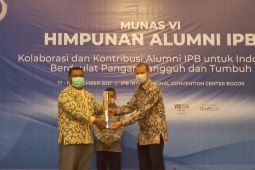 Himpunan Alumni IPB anugerahkan penghargaan dedikasi anggotanya