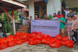 Telkom Kalbar serahkan bantuan pemulihan paska banjir