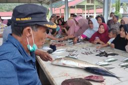 Warga dapat Ikan gratis dari bupati Abdya usai vaksinasi