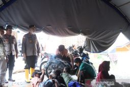 Ini pesan Kapolres Tapsel saat turun meninjau korban banjir di Angkola Sangkunur