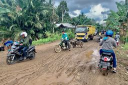 Jalan makin hancur, warga minta perhatian dari pemerintah