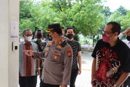 Kapolres Gresik pantau kesiapan gereja jelang perayaan Natal