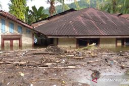 Duka warga Rianiate dari atas genangan air luapan sungai Batang Toru Tapsel