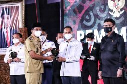 Bupati Muhdlor Ali terima penghargaan "Pemimpin Perubahan" dari Kementerian PAN-RB