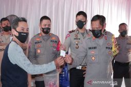 Polresta Banjarmasin serahkan lima hadiah bagi peserta vaksin di Pos Nataru