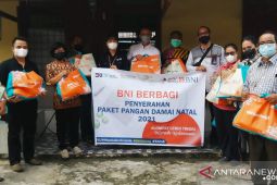 BNI Cabang Sintang beri bantuan paket pangan damai Natal