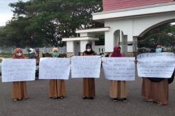 Puluhan pengajar honorer Maluku Utara tuntut pembayaran upah, dua tahun belum tuntas