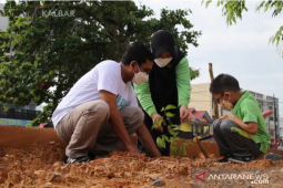 Aksi penanaman 100 pohon di sepanjang jalur Jalan Sungai Raya Dalam