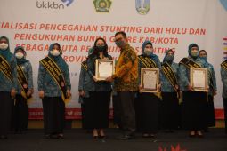 BKKBN kukuhkan istri wali kota/bupati se-Jatim sebagai Bunda Genre