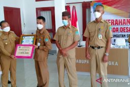 Bupati Bangka serahkan bonus pelunasan PBB-P2 tercepat