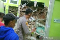 Tim Inspektorat dan Kepolisian Garut periksa bangunan Puskesmas yang roboh
