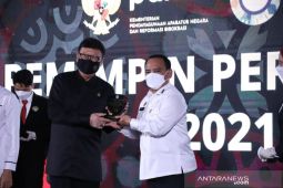 Laoly receives Leader of Development Change Award