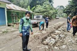 Bupati: jalan secepatnya diperbaiki setelah jembatan Paringin rampung