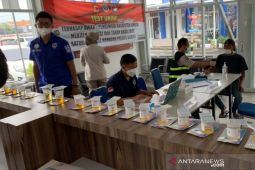 Petugas periksa kelaikan bus umum di Garut jelang libur akhir tahun