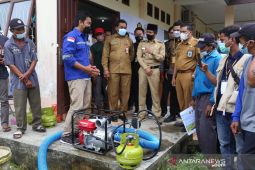 Bupati PPU serahkan 180 unit pompa air BBG ke petani