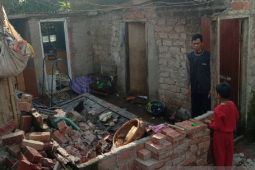 Angin kencang akbatkan rumah warga di Simpenan Sukabumi ambruk