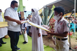 Rachmat Gobel serahkan beasiswa PIP bagi 1.100 siswa di Gorontalo Utara