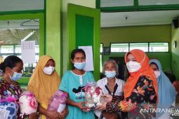 Ibu-ibu penyintas bencana Semeru dapat bantuan pada Hari Ibu