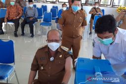 Bupati dan Wakil Bupati Wondama jalani vaksinasi dosis kedua