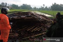 Angin kencang melanda lima kecamatan di Jember akibatkan sejumlah rumah rusak