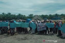 Kaum perempuan berunjukrasa tolak tambang pasir besi di Pasar Seluma
