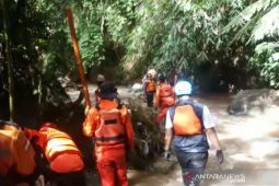 Tim SAR masih cari anak hanyut saat selamatkan anjing di Bandung Barat