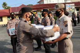 Polres Pematang Siantar serahkan bingkisan Natal