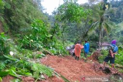 Jalan nasional penghubung Bandung-Cianjur putus tertutup longsor