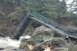 Dua jembatan di Cianjur putus akibat terbawa arus air sungai