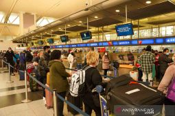 Ratusan penerbangan batal akibat Omicron