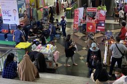 Meski sebagian kios tutup, Pasar Tanah Abang ramai pengunjung