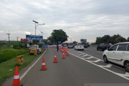 Petugas terapkan contraflow dan tutup rest area atasi kepadatan di Tol Japek