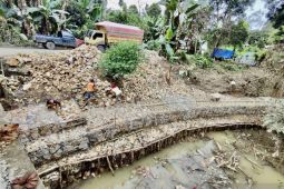 Pemkab Balangan bangun bronjong di bantaran sungai Desa Bungin untuk cegah longsor