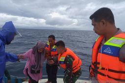 Polsek - Koramil Leihitu evakuasi puluhan penumpang speedboat,begini kronologinya