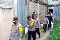 Kapolres Batubara berikan paket Natal dan Tahun Baru di kampung donor darah