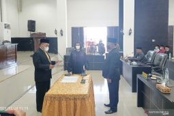 Tanpa kehadiran eksekutif, Sandra Naibaho dilantik jadi anggota DPRD Labura
