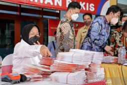 Risma kejar tenggat  waktu pencairan bansos sebelum akhir tahun 2021